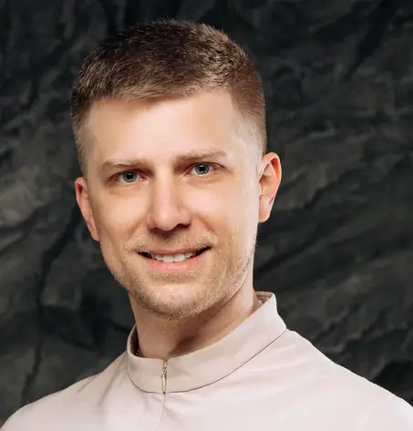 Павлюченко Євген Юрійович стоматолог, хірург імплантолог DENTIFY у Києві на печерську